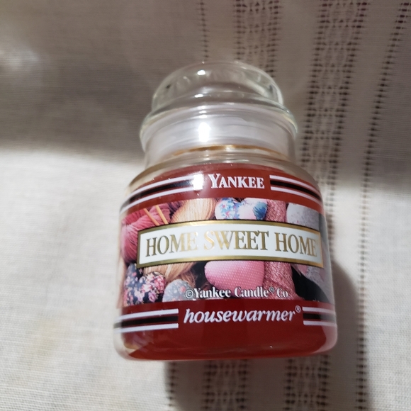 Yankee Candle Topper Holly Cranberry Christmas with Candle - Picture 6 of 9